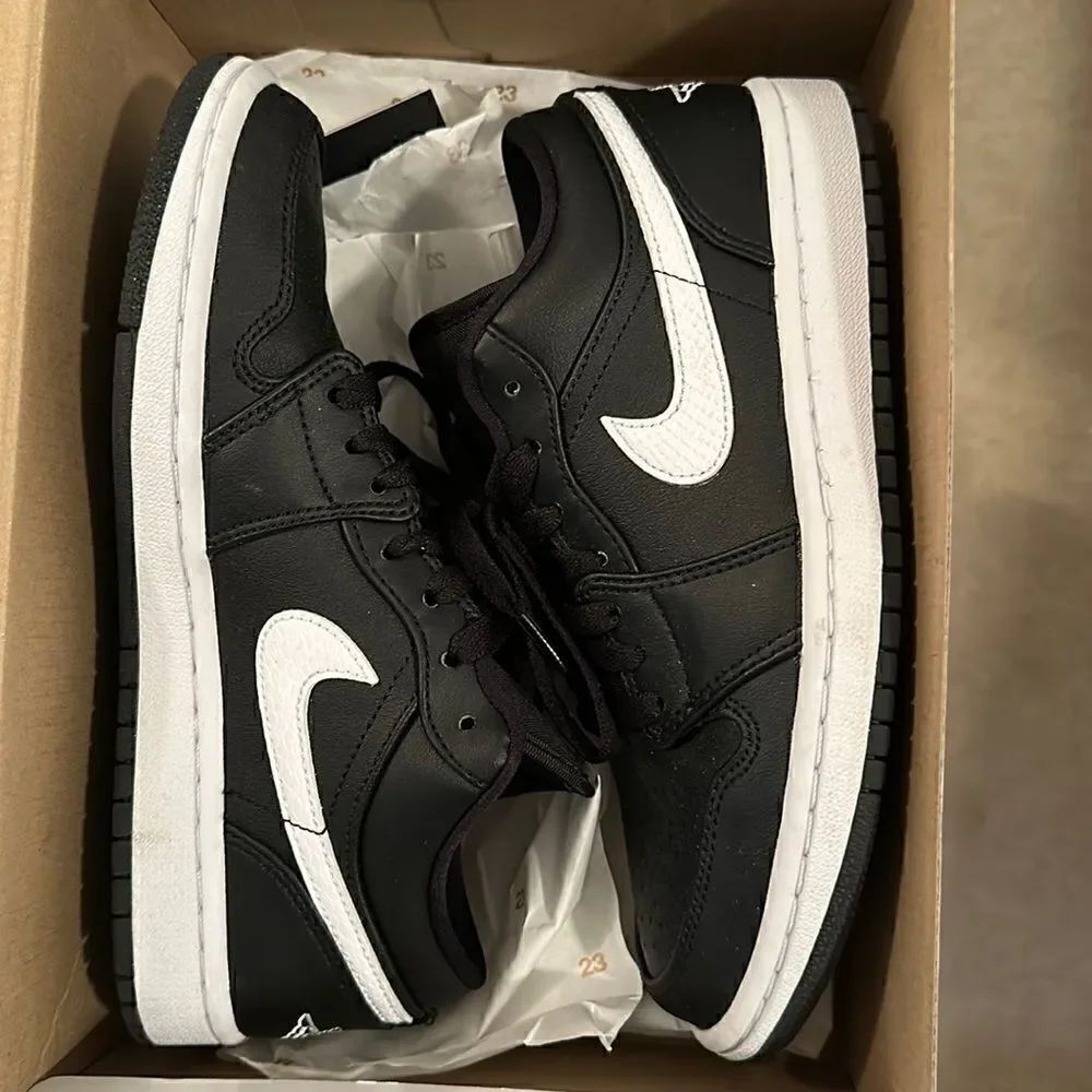 Nike Womens 7 Black Dunks
